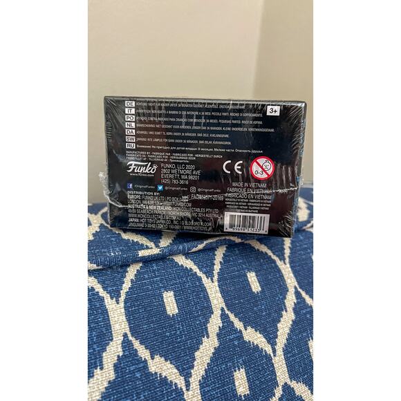 NEW Disney Haunted Mansion Ezra Hitchhiking Ghost Vinyl Figure - Picture 6 of 6